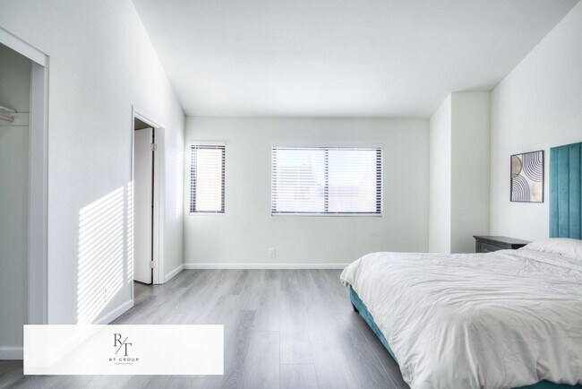 Building Photo - Fully Remodeled | Spacious & Bright Townhome