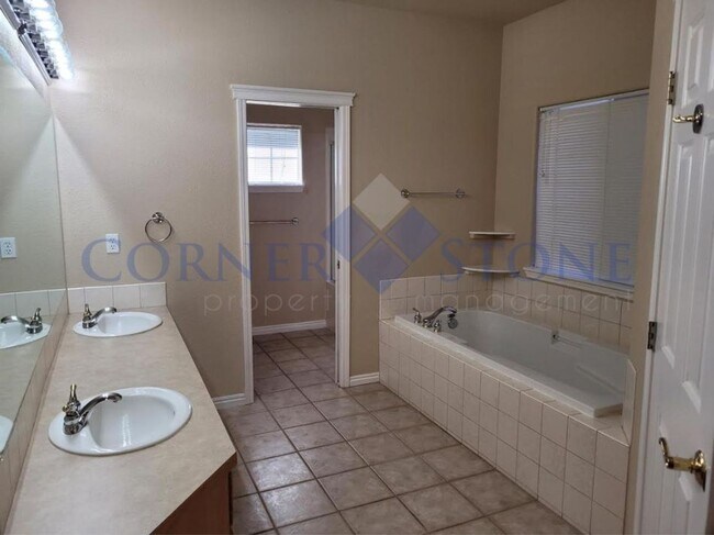 Building Photo - Wonderful Home Near GolfView Golf Course!