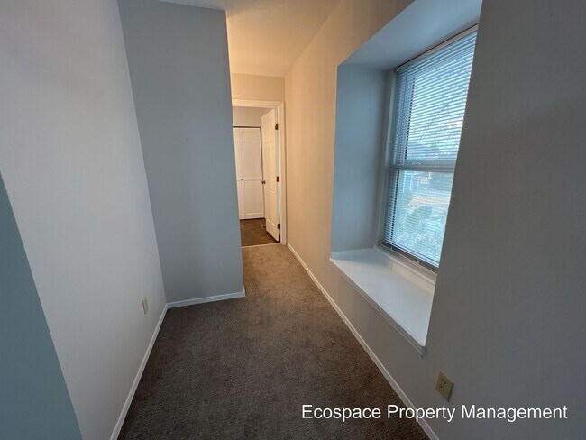 Building Photo - Four Bedroom House in the Smoky Hill neigh...