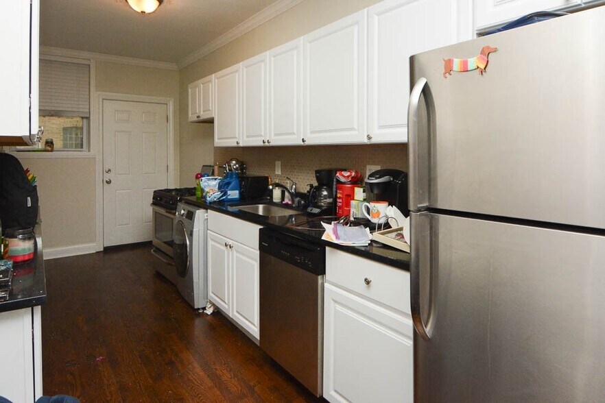 Building Photo - 706 W Roscoe St