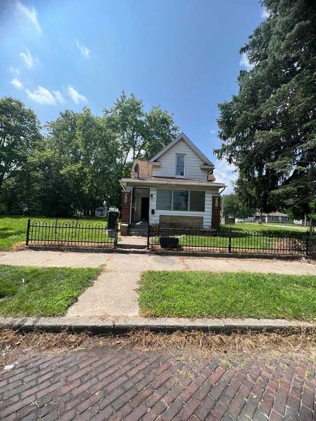 Building Photo - 127 Elm St