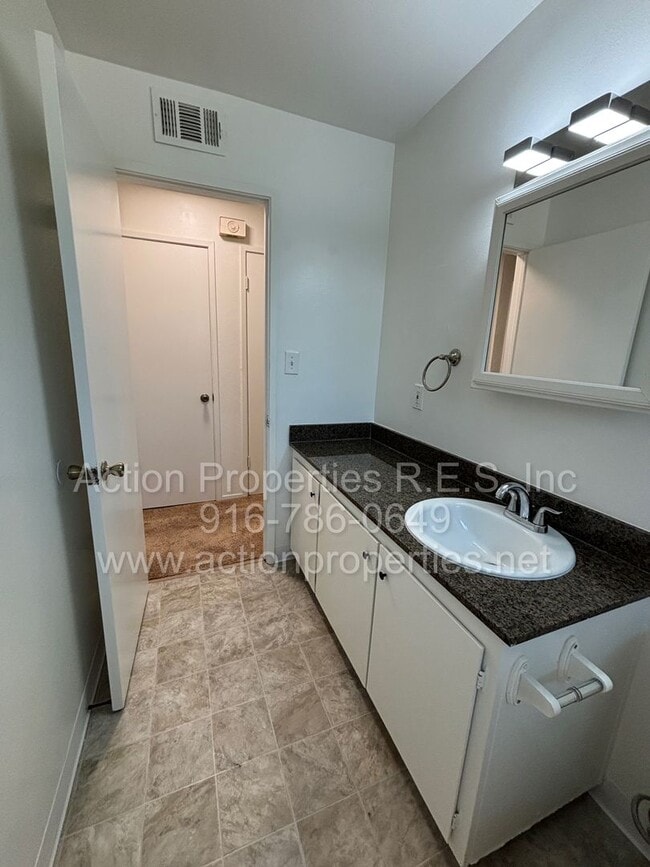 Building Photo - Roseville Condo all one level: 2 Bedroom 1 Bathroom Single Level, Large Living Room Central Heat ...
