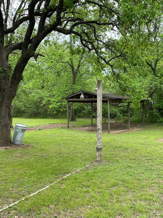 Building Photo - 818 Roff St