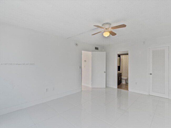 Building Photo - 9800 W Bay Harbor Dr