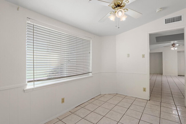 Building Photo - 1600 Sumac Dr