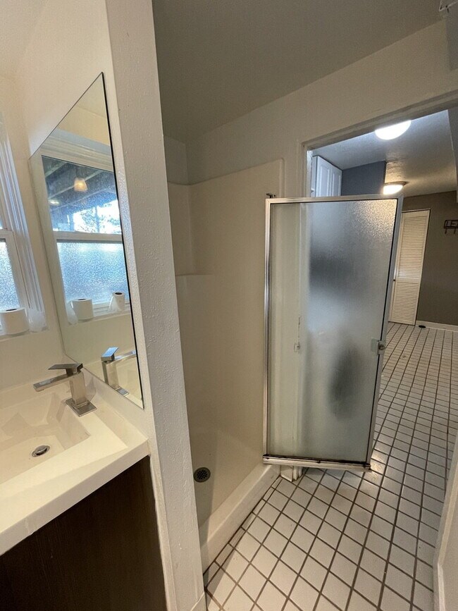 Building Photo - Spacious 1,000 Sq Ft 1 bedroom Lower Unit ...