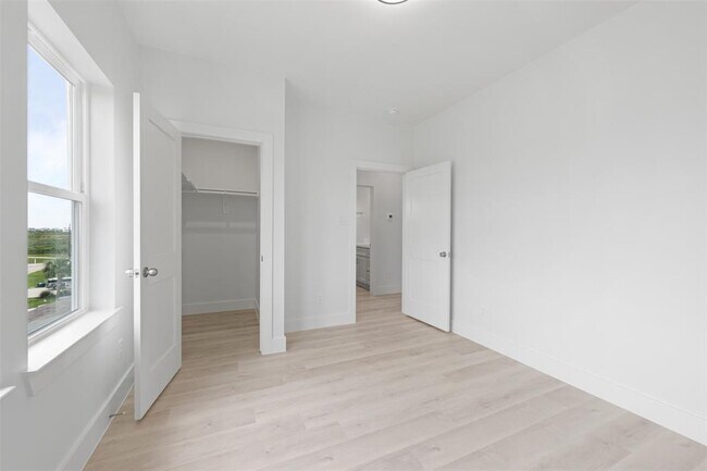 Building Photo - 25206 Sausalito Dr