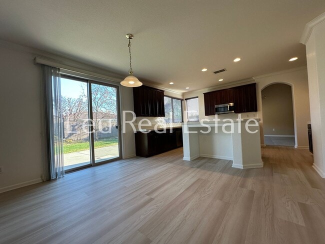 Building Photo - Lovely, 5bd, 3ba home in Serrano, with 3 c...