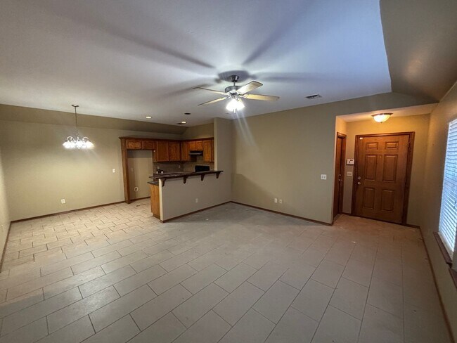 Building Photo - Wonderful Duplex in Yukon!