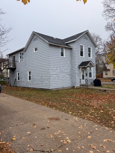 Building Photo - 922 7th St E