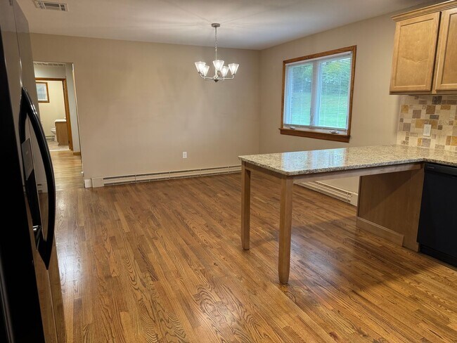 Building Photo - Stunning 3-bedroom, 3-bathroom single family home