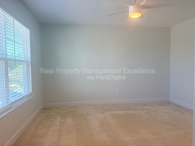 Building Photo - 16 Clear Creek Cir