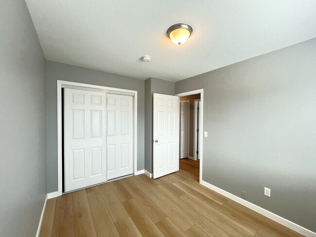 Building Photo - Beautifully Renovated Upstairs unit w/View...