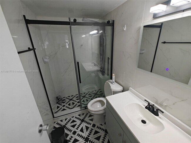 Building Photo - 905 Brickell Bay Dr