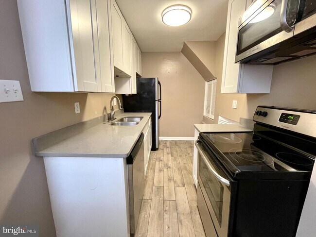 Building Photo - 819 12th St NE