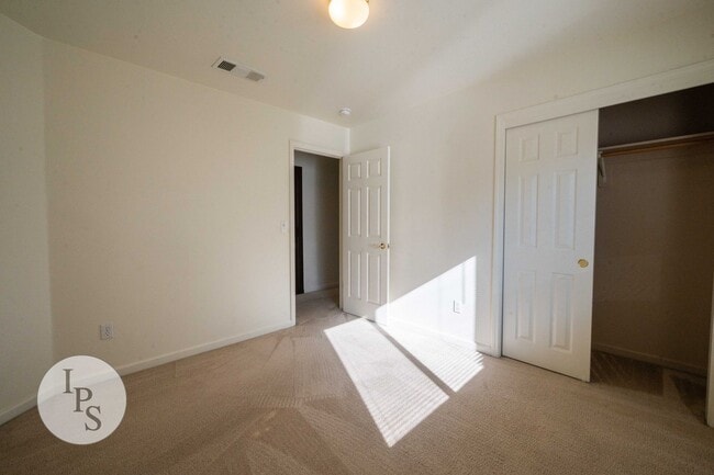 Building Photo - Kerman Westside Home, 3BR/2BA, Built 2004 - Lots of Amenities!