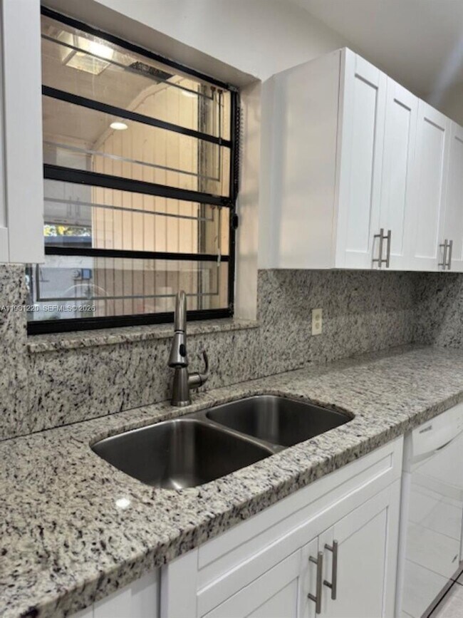 Building Photo - 4929 SW 139th Ct