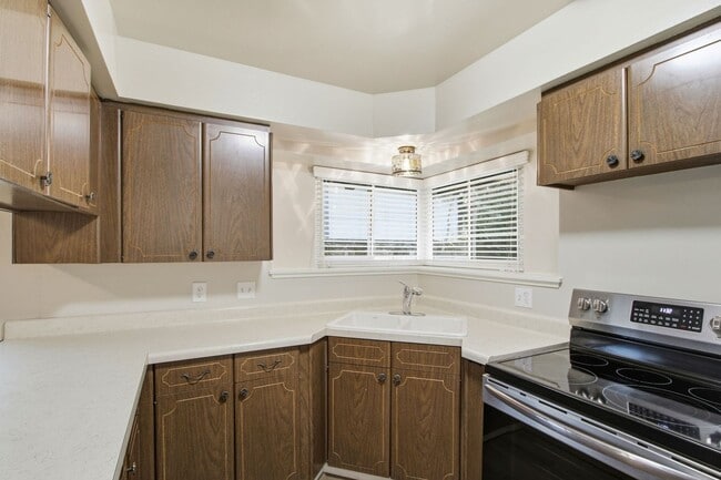 Building Photo - Duplex with 1.5 Bath and One Car Garage