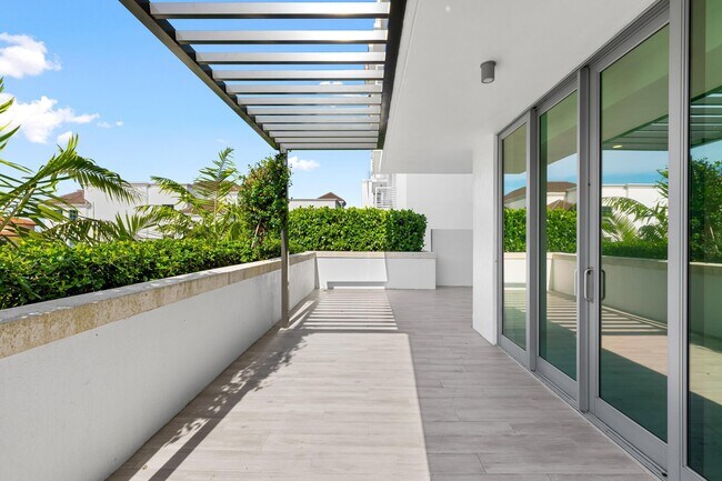 Building Photo - 475 E Royal Palm Rd