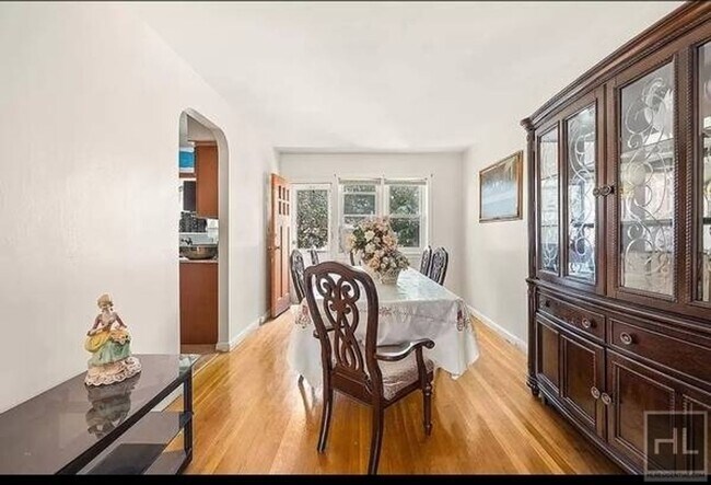 Primary Photo - EAST 53 STREET