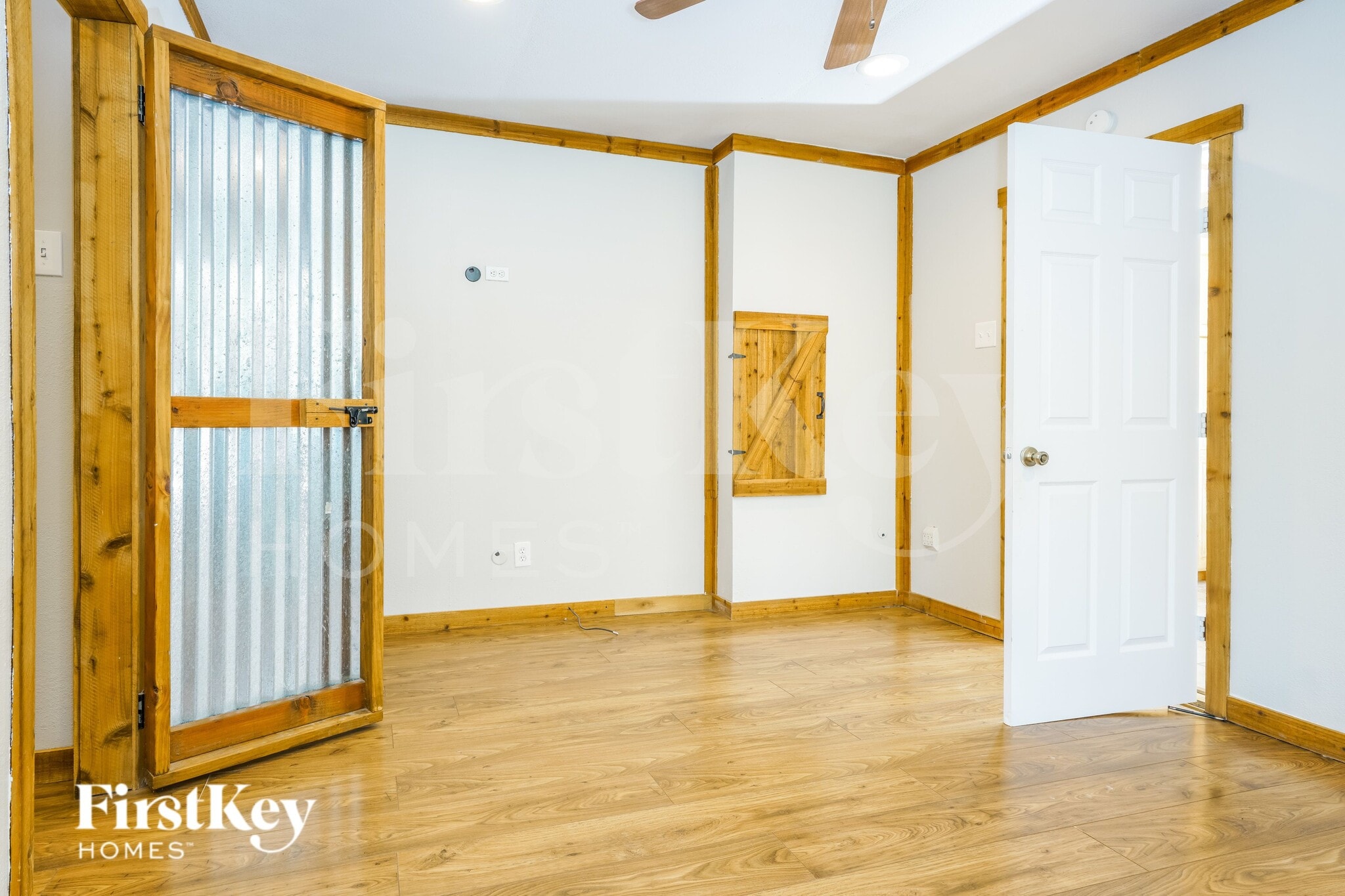 Building Photo - 206 E 5th St