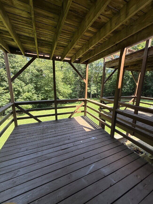 Building Photo - 2 Bedroom 1 Bathroom Apartment in Madison Heights with off street parking.