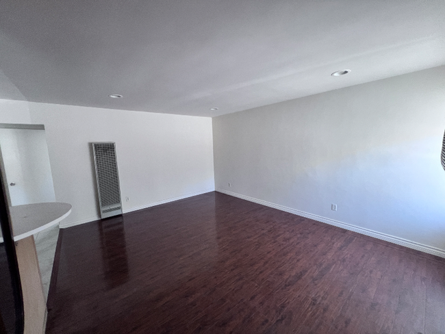Building Photo - 305 N Vinedo Ave