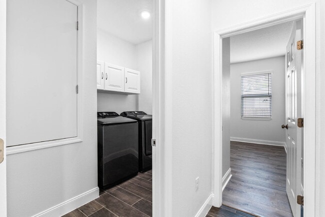 Building Photo - Spacious 4-Bed / 2-Bath Home with 3-Car Garage in Apopka with Modern Touches!