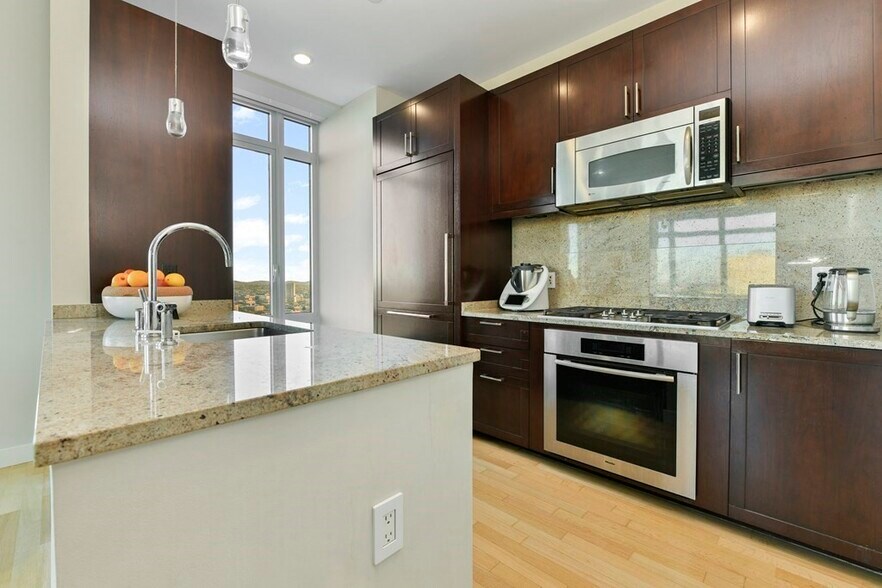 Building Photo - 400 Stuart St