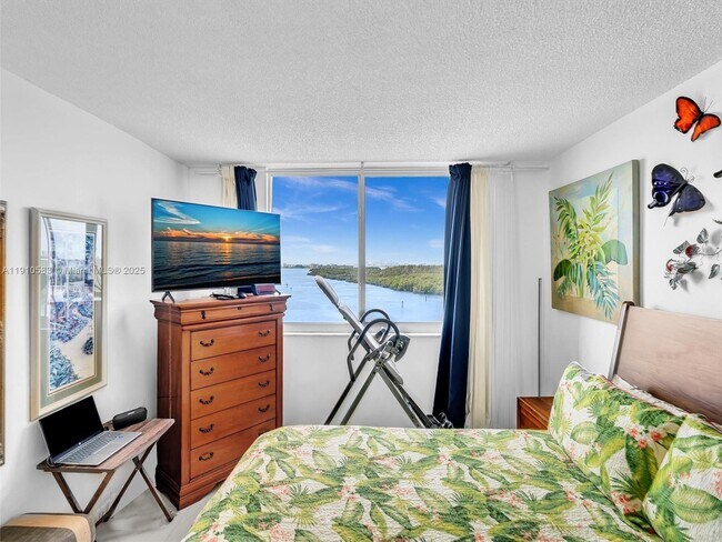 Building Photo - 300 Bayview Dr