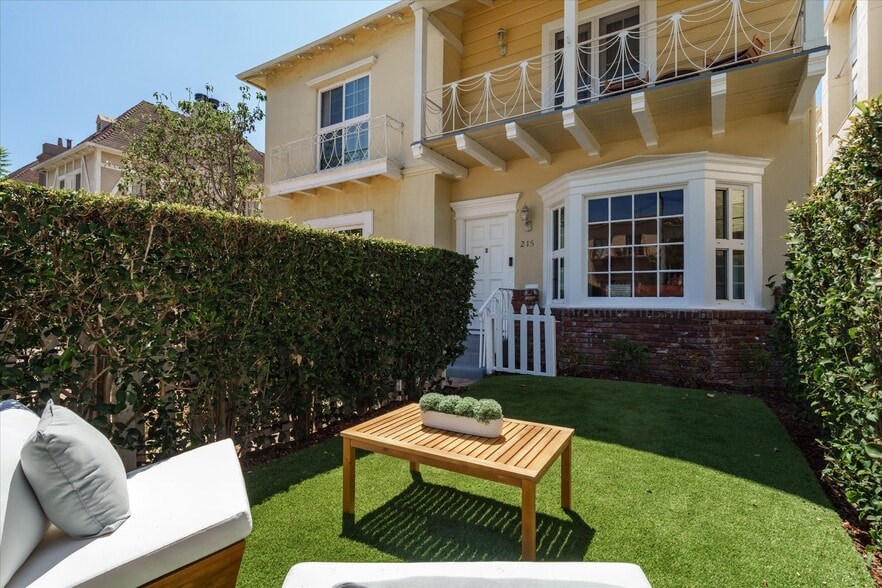 Private yard toward building - 215 S Poinsettia Pl