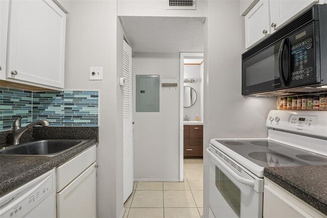 Building Photo - 4215 E Bay Dr