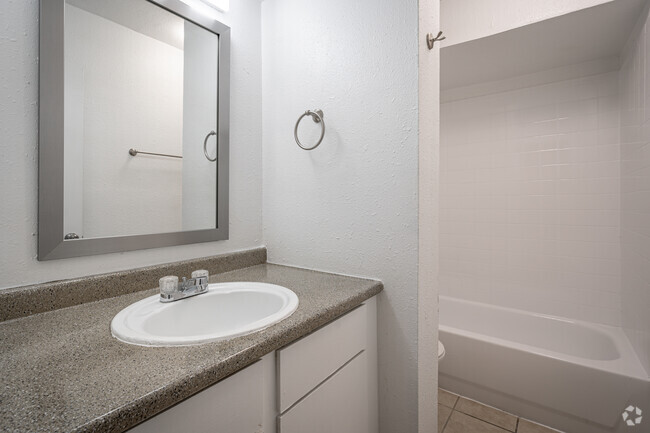 2BR, 1BA - 800SF - The Citadel at Med Center Houston Apartments