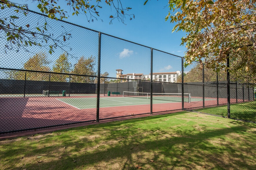 Tennis & Pickelball Courts - 5831 Seawalk Dr