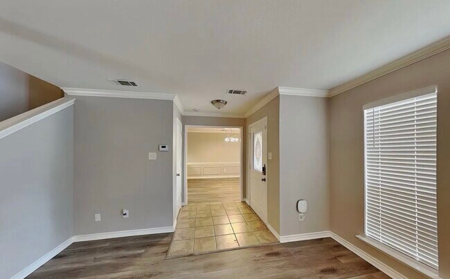 Building Photo - MOVE IN READY