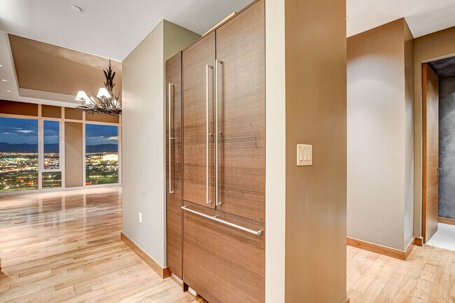 Building Photo - Waldorf Astoria 2711-City/Mtn views from t...