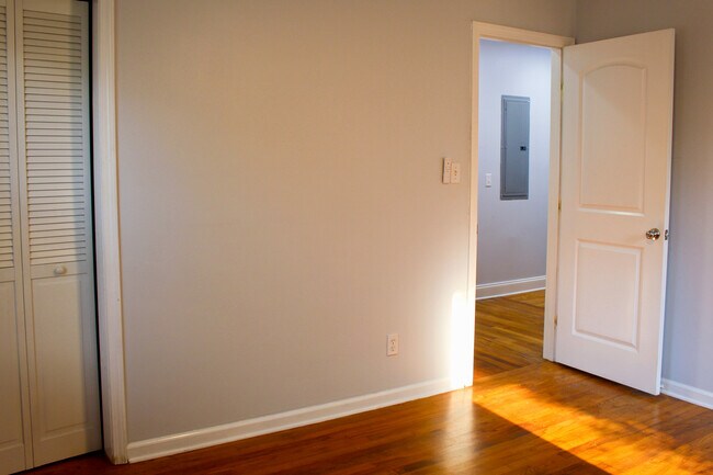 Building Photo - 2287 Vistamont Dr
