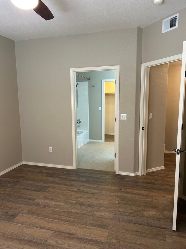 Building Photo - Charming Condo | 2 Bed / 2 Bath | Garage |...