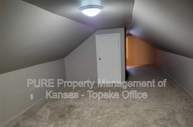 Building Photo - 310 SW Hillside Dr