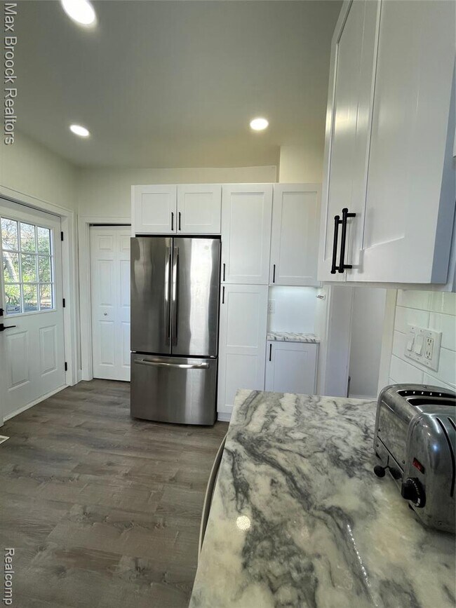 Building Photo - 808 Laprairie St