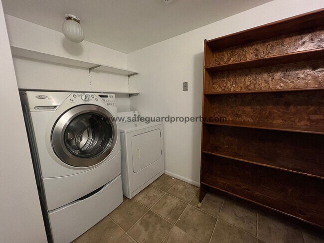 Building Photo - Charming 3-Bedroom Duplex w/ Garage & Shared Yard