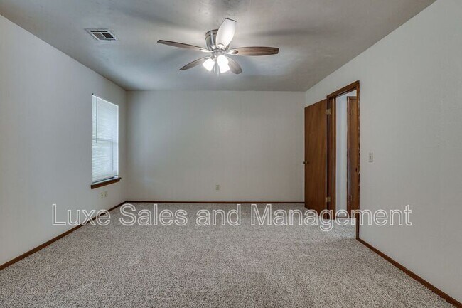 Building Photo - 1705 N Gleason Ave