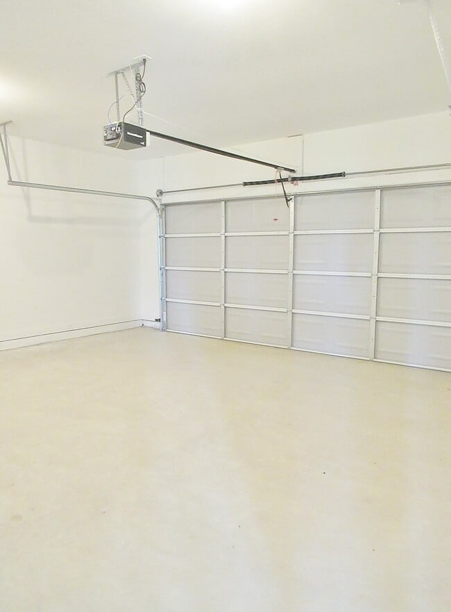 Building Photo - Home in Pleasant Grove... Available to View Now!!!