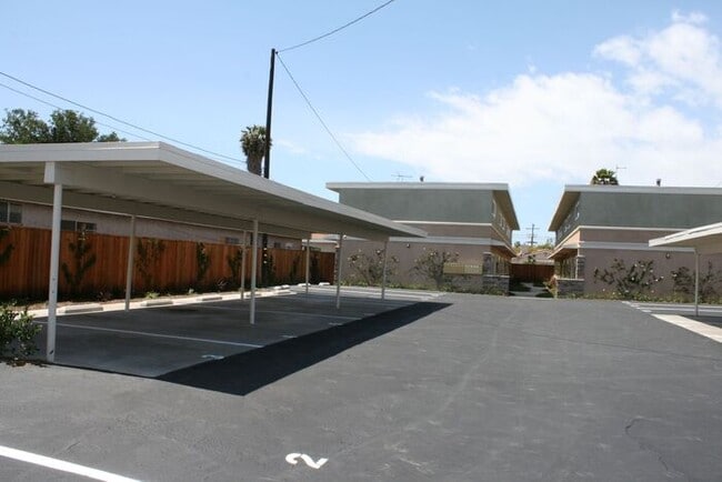 Building Photo - Renovated Townhouse in Paramount w/ Parkin...