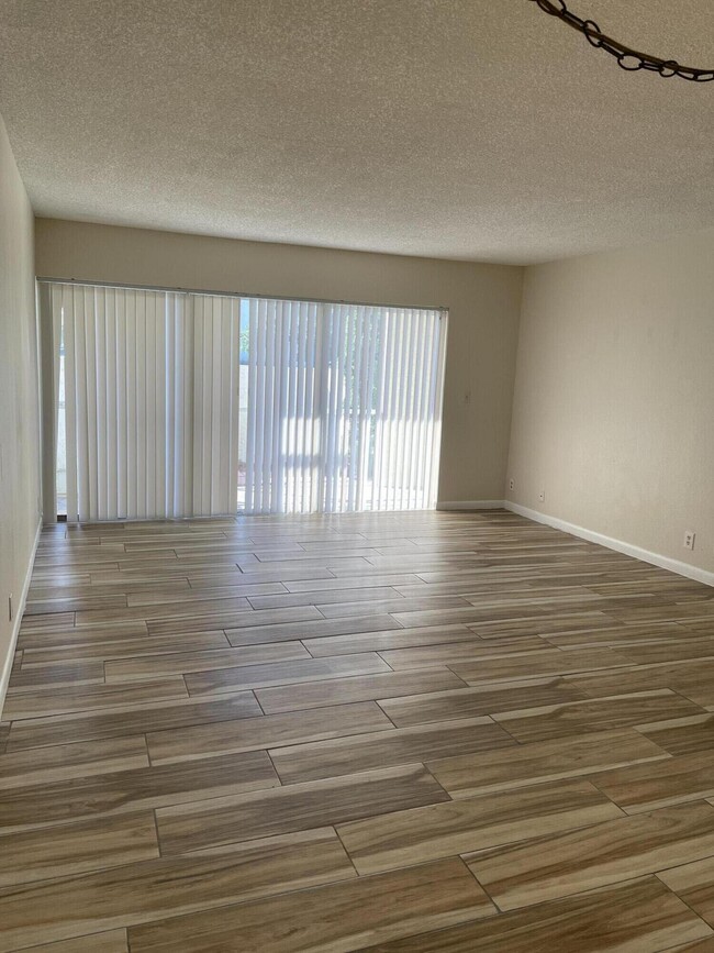 Building Photo - 1520 SE Royal Green Cir
