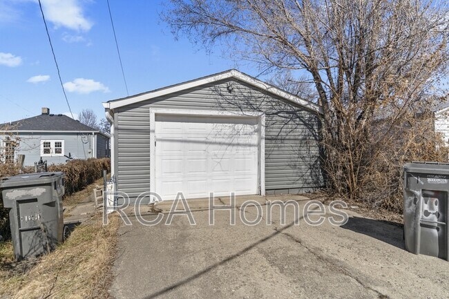 Building Photo - 947 Albany St