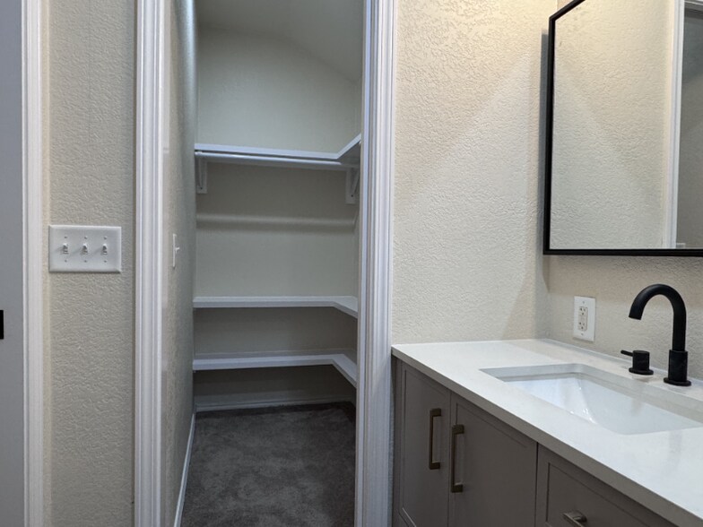 Building Photo - 3801 Black Granite Dr