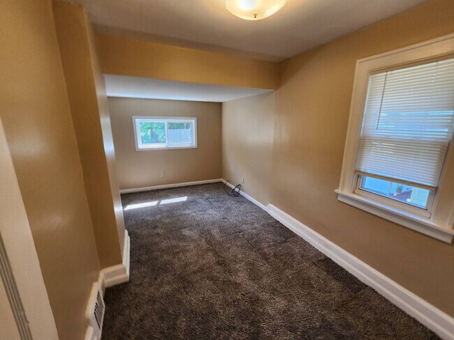 Building Photo - Charming 3-Bedroom Property In Prime location