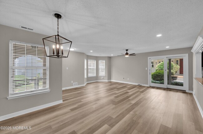 Building Photo - 83 Tulip Ln
