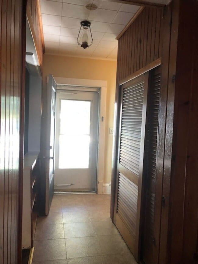 Primary Photo - 3 bedroom/2 bath home w/partially fenced y...